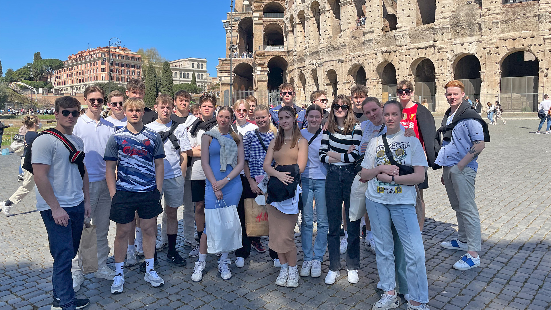 HHX elever foran Colosseum på studietur til Rom