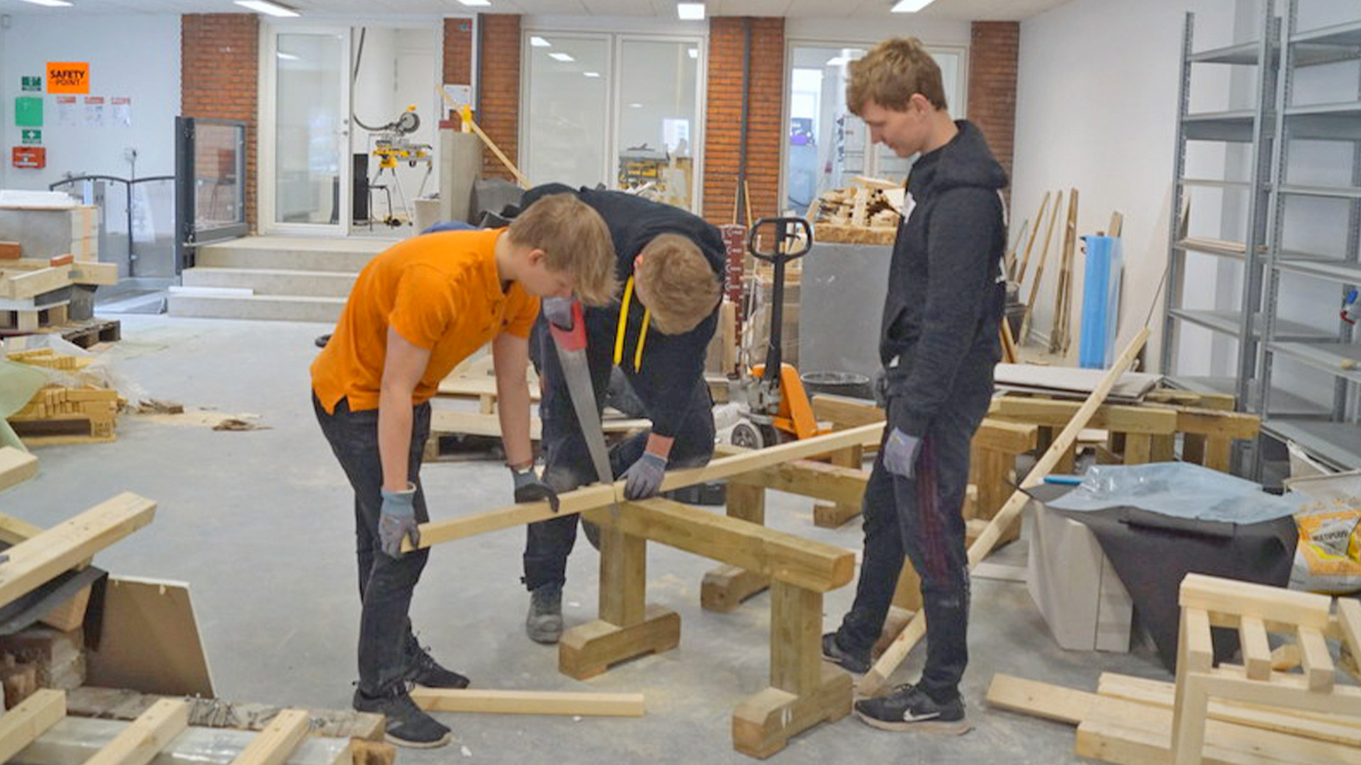 3 HTX drenge arbejder i byggeværksted med teknikfagsprojekt