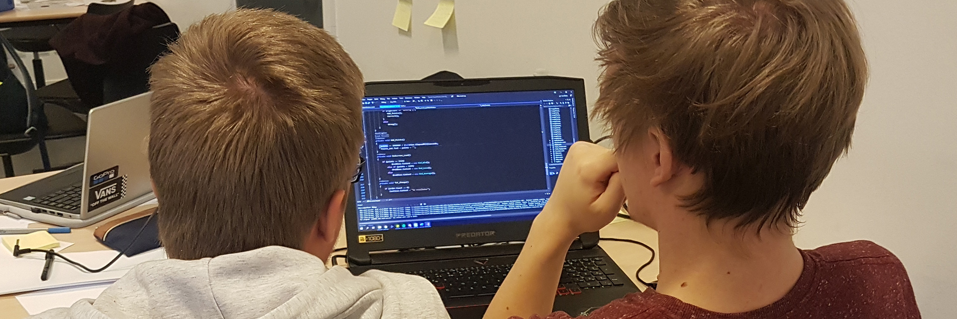 It-elever programmere på computer