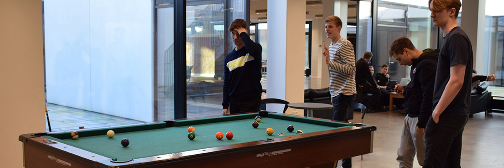 Elever spiller pool i pausen på EUX