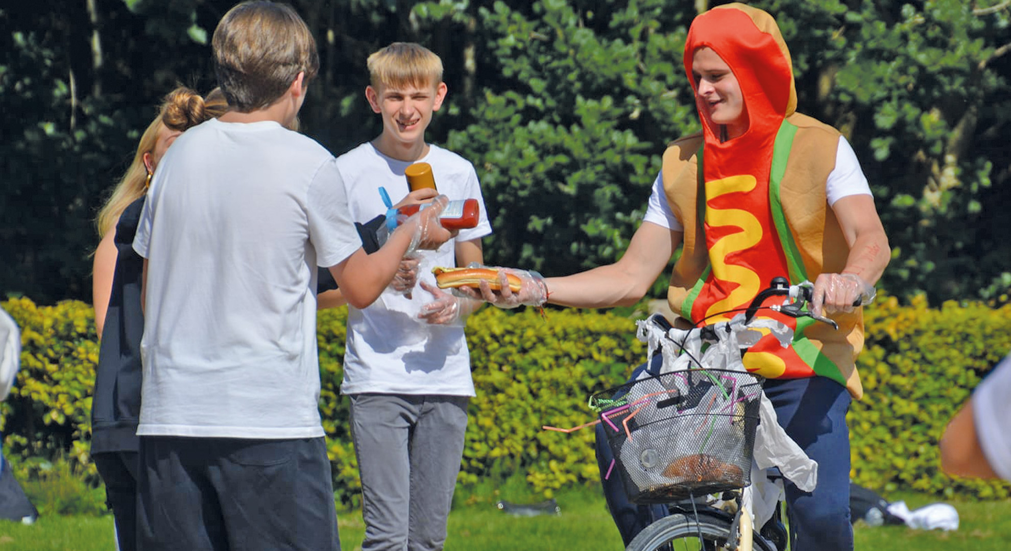 HHX Elever kæmper sammen for at lave den flotteste hotdog under kampenom den gyldne hotdog