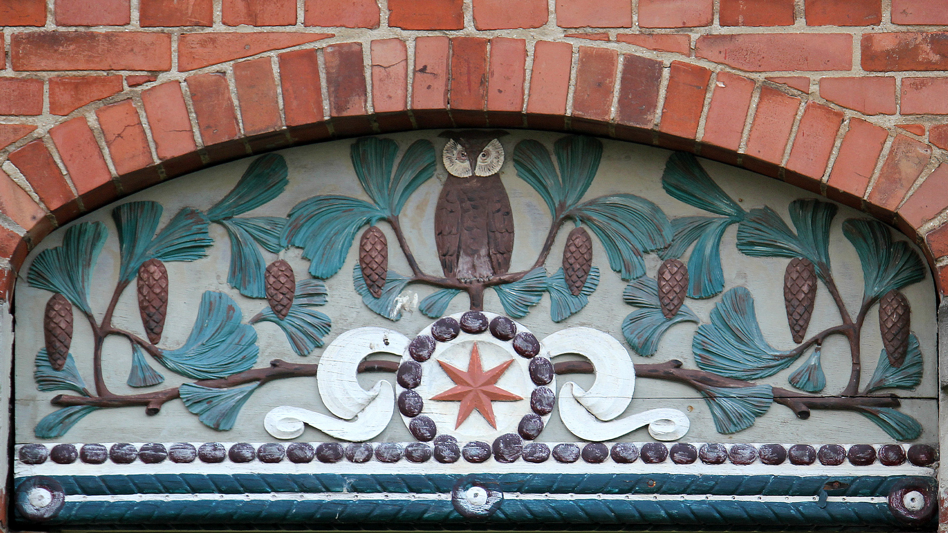 Handelsgymnasiet Silkeborg - Anton Rosen bygningen - detajle med ugle