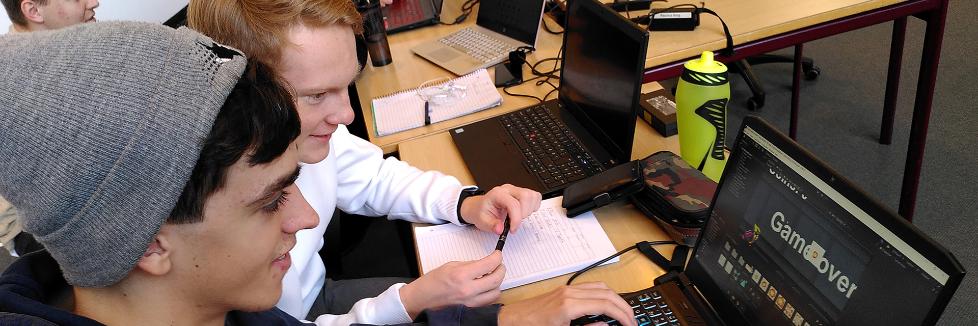 It-elever udvikler spil på computeren