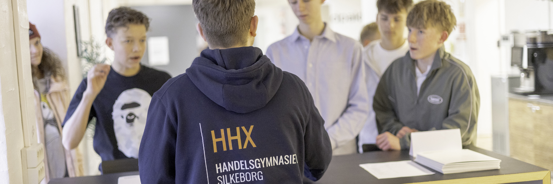 HHX studievejleder tager imod brobygningselever på HHX