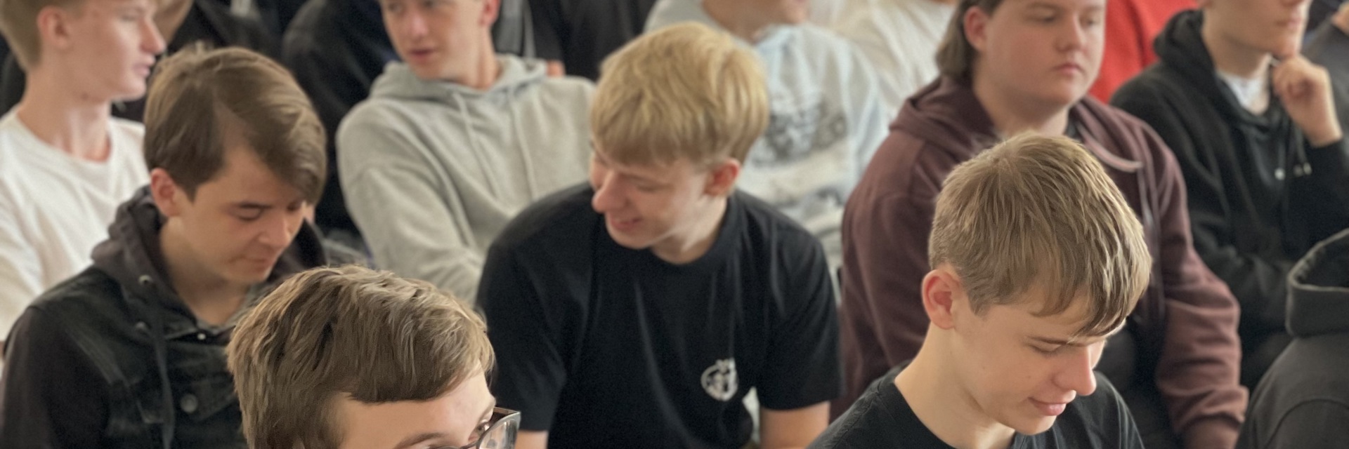 Elever sidder ned til foredrag