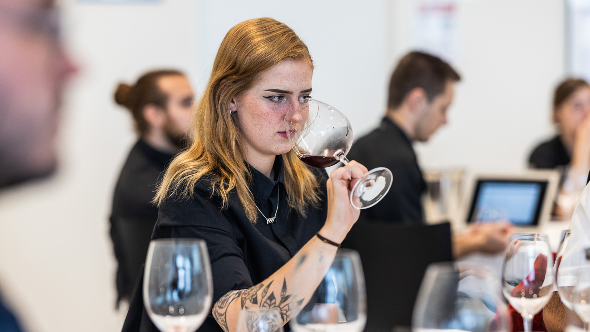 Tjener smager på vin