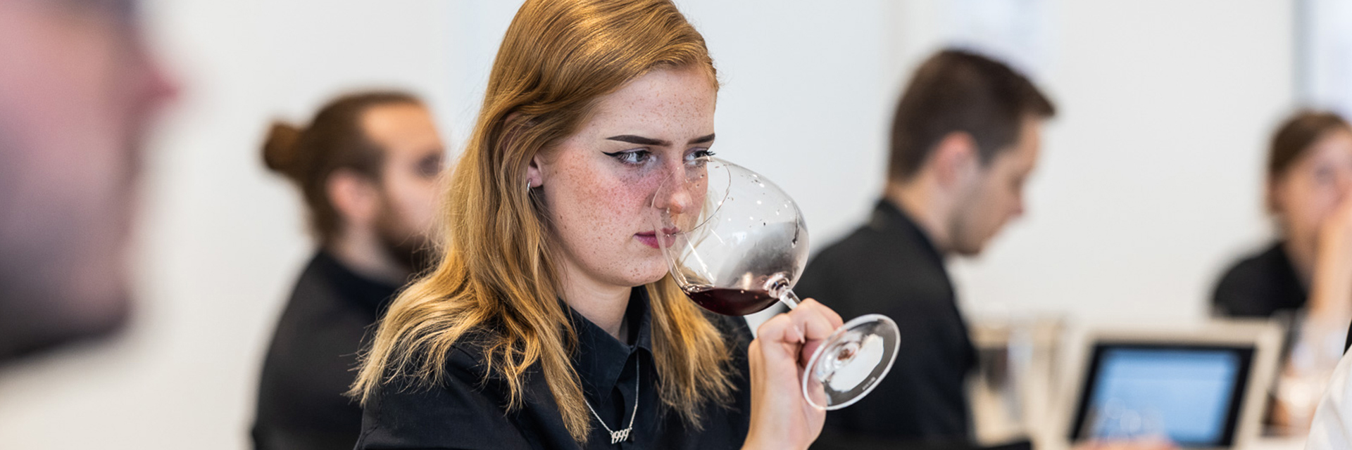 Tjener smager på vin