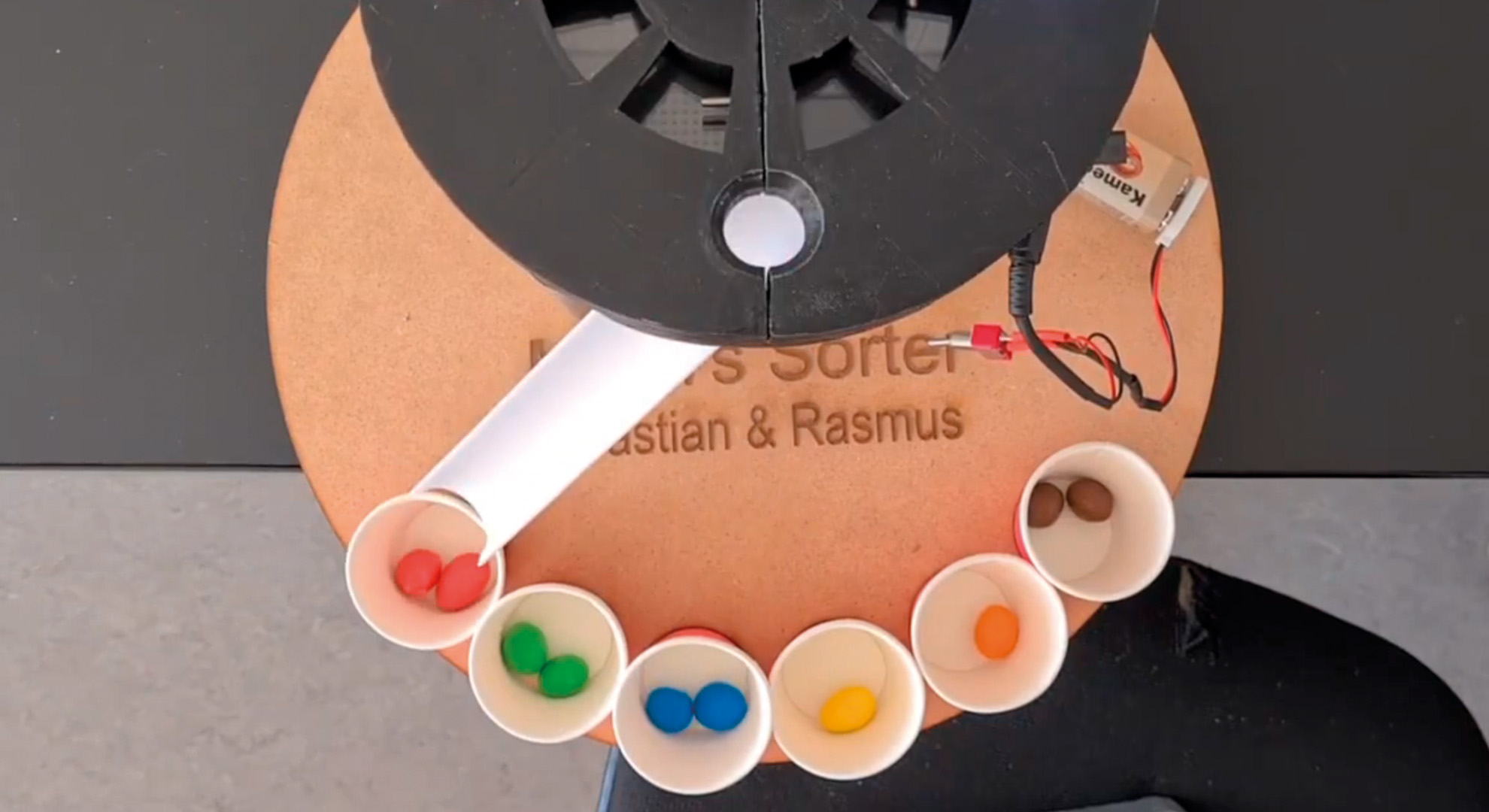HTX elever har som teknikfagsprojekt bygget en maskine, der kan sortere m&m's i farver