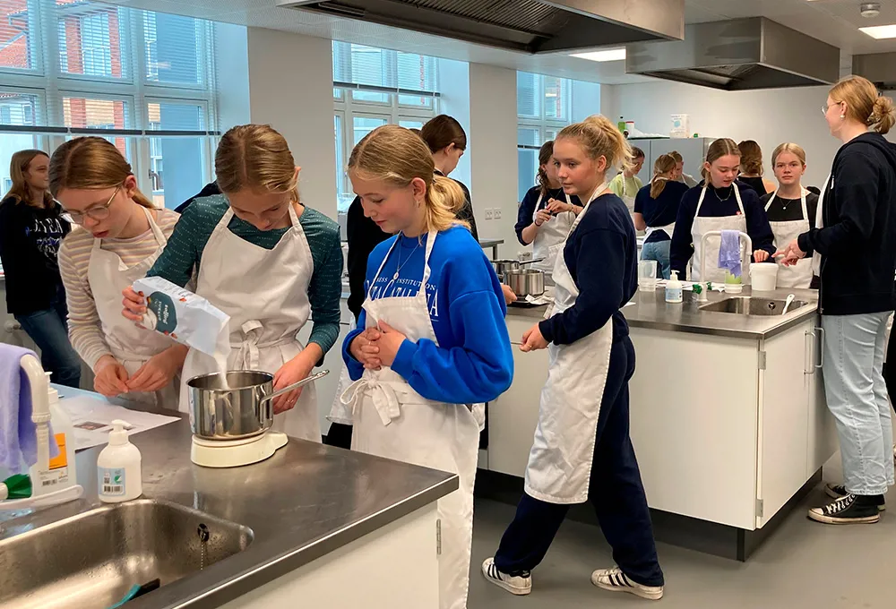 Piger deltager i workshop i laboratorie på HTX Silkeborg på Science Day