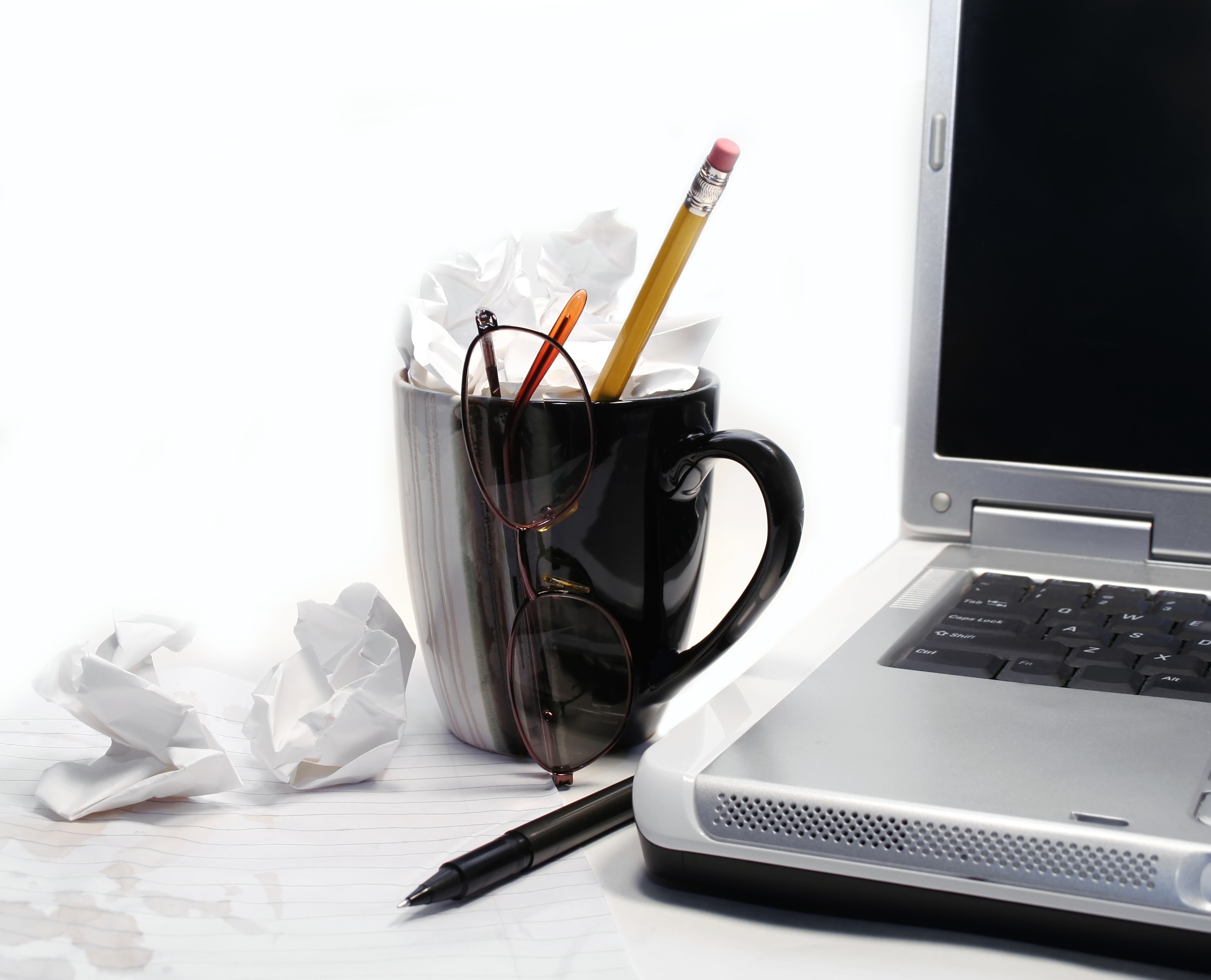 arbejdsplads med computer og kaffekop