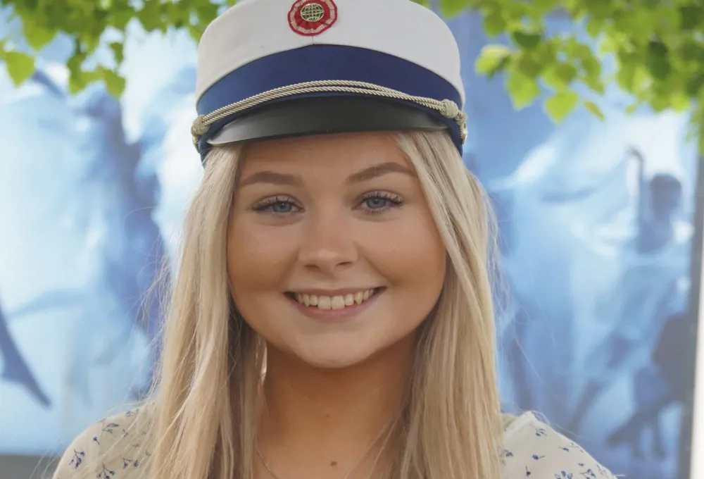 Glad pige, der lige har fået sin blå studenterhue på hovedet på Handelsgymnasiet Silkeborg
