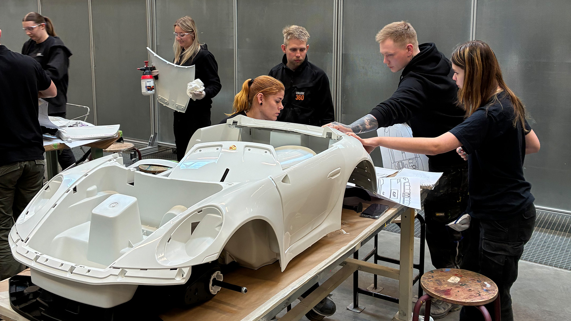 Elever arbejder på design af Porsche-biler 