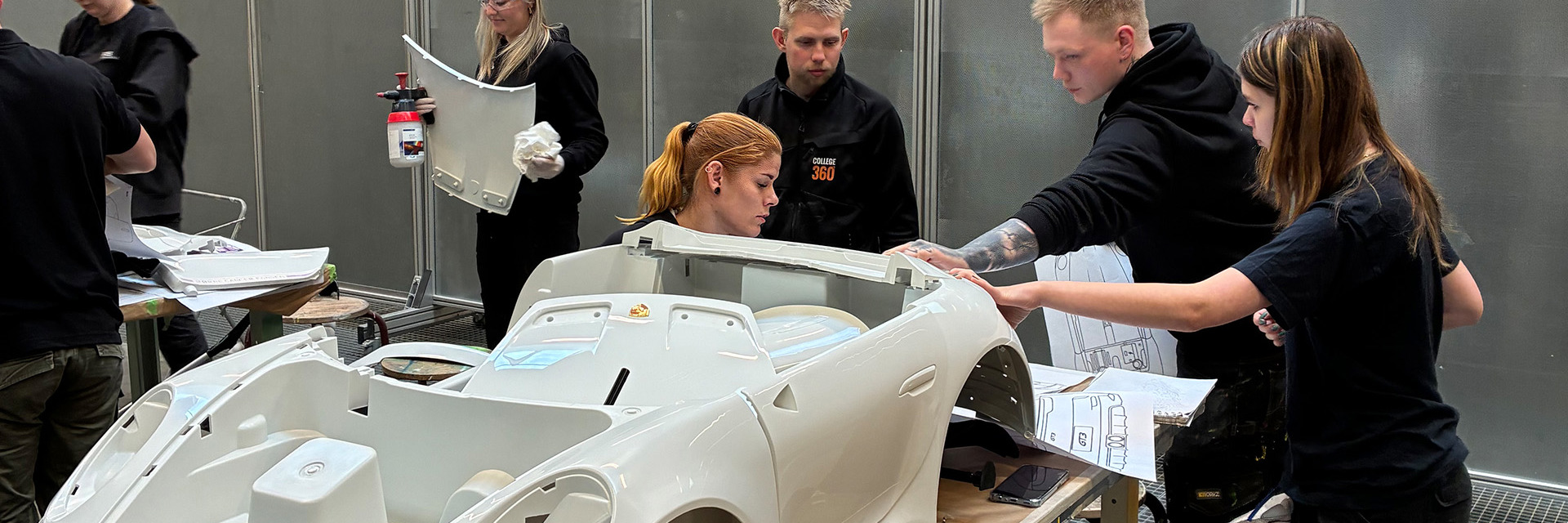 Elever arbejder på design af Porsche-biler 