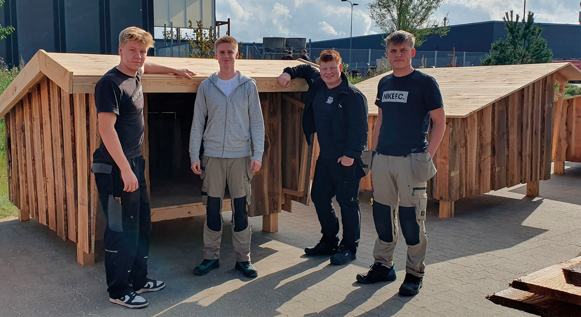 Elever viser færdigbyggede sheltere frem