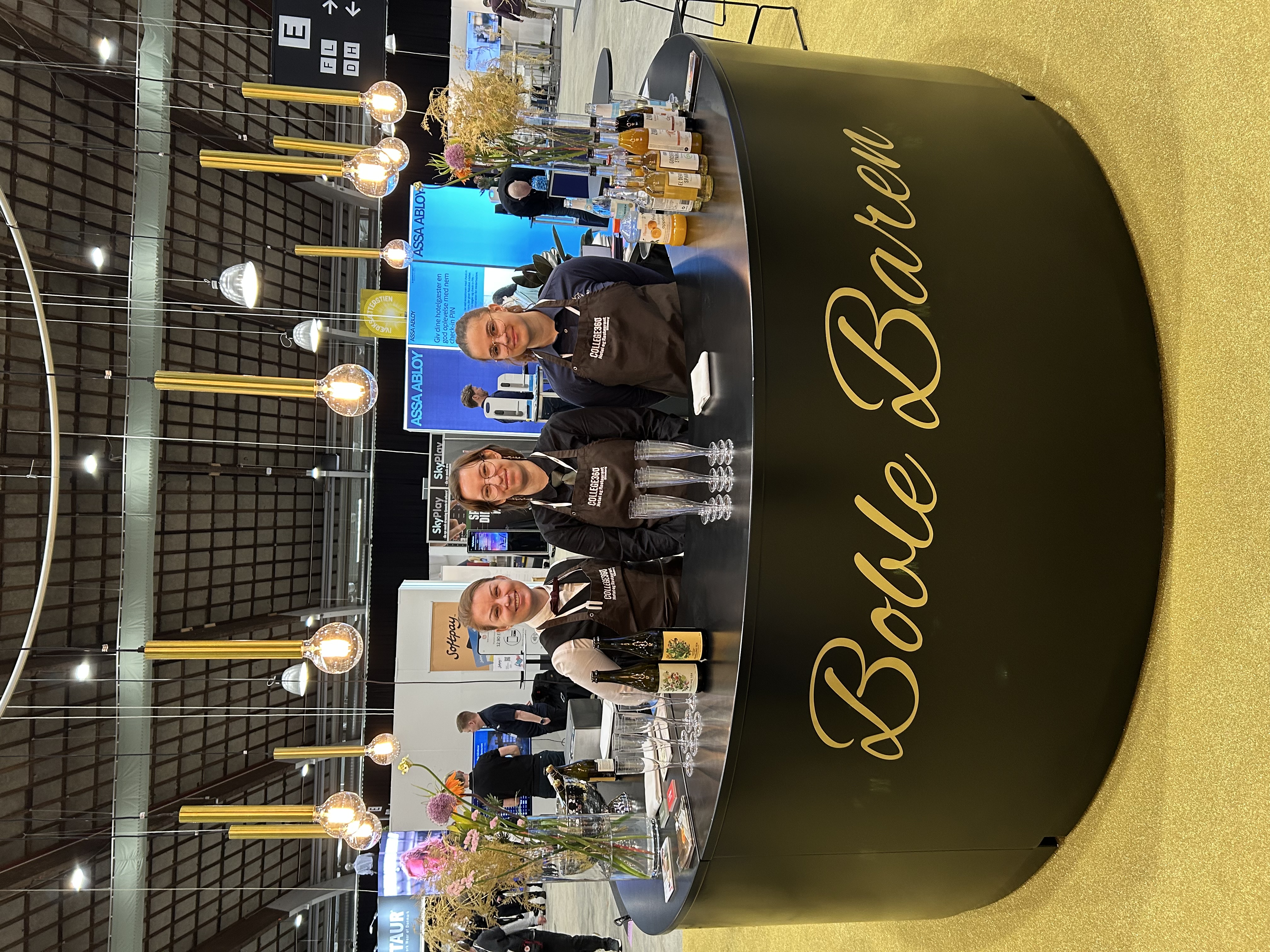 Tjenerelever står i Boblebaren