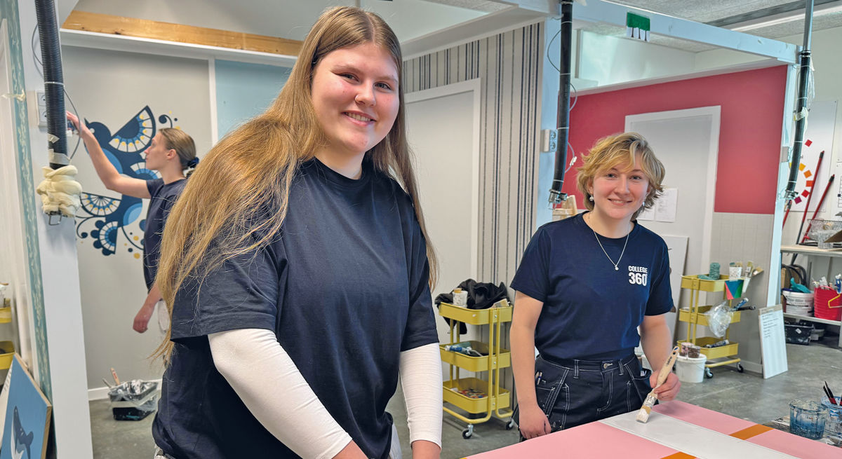 EUD Bygningsmaler Nadia Og Julie Med Båse I Baggrunden