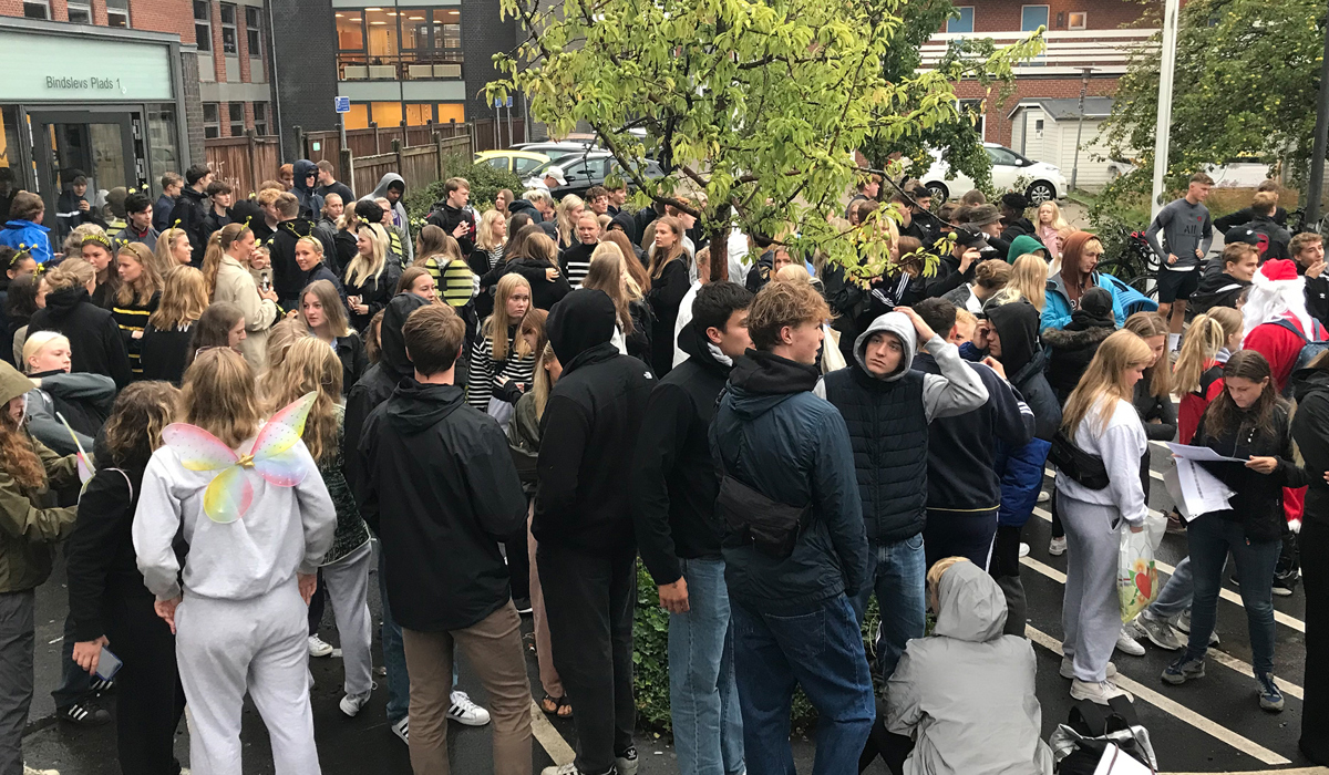 Samling i skolegården på HHX