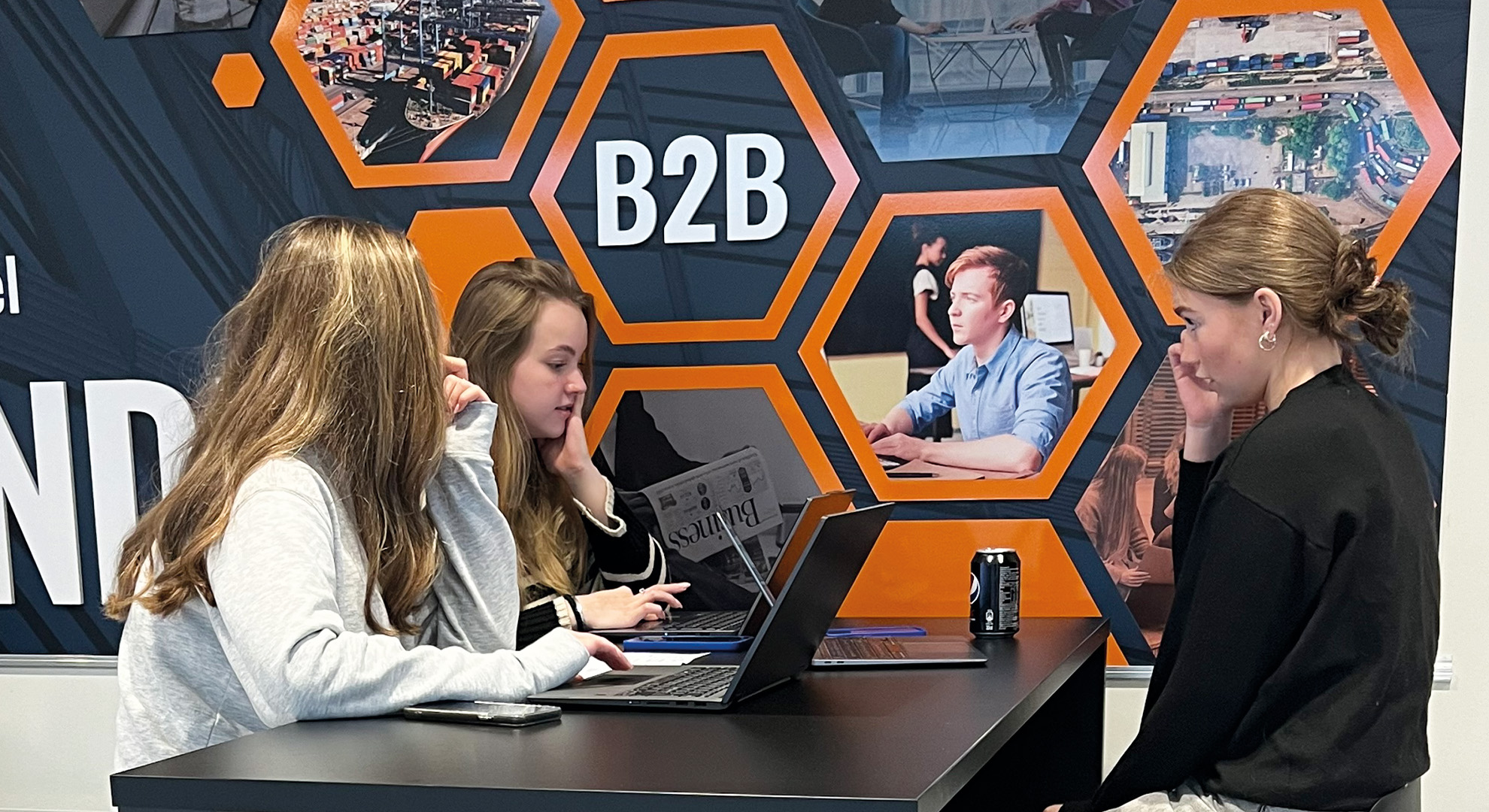 Gruppearbejde i EUD Business fællesrum