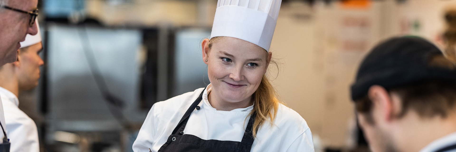 Gastronom står og smiler