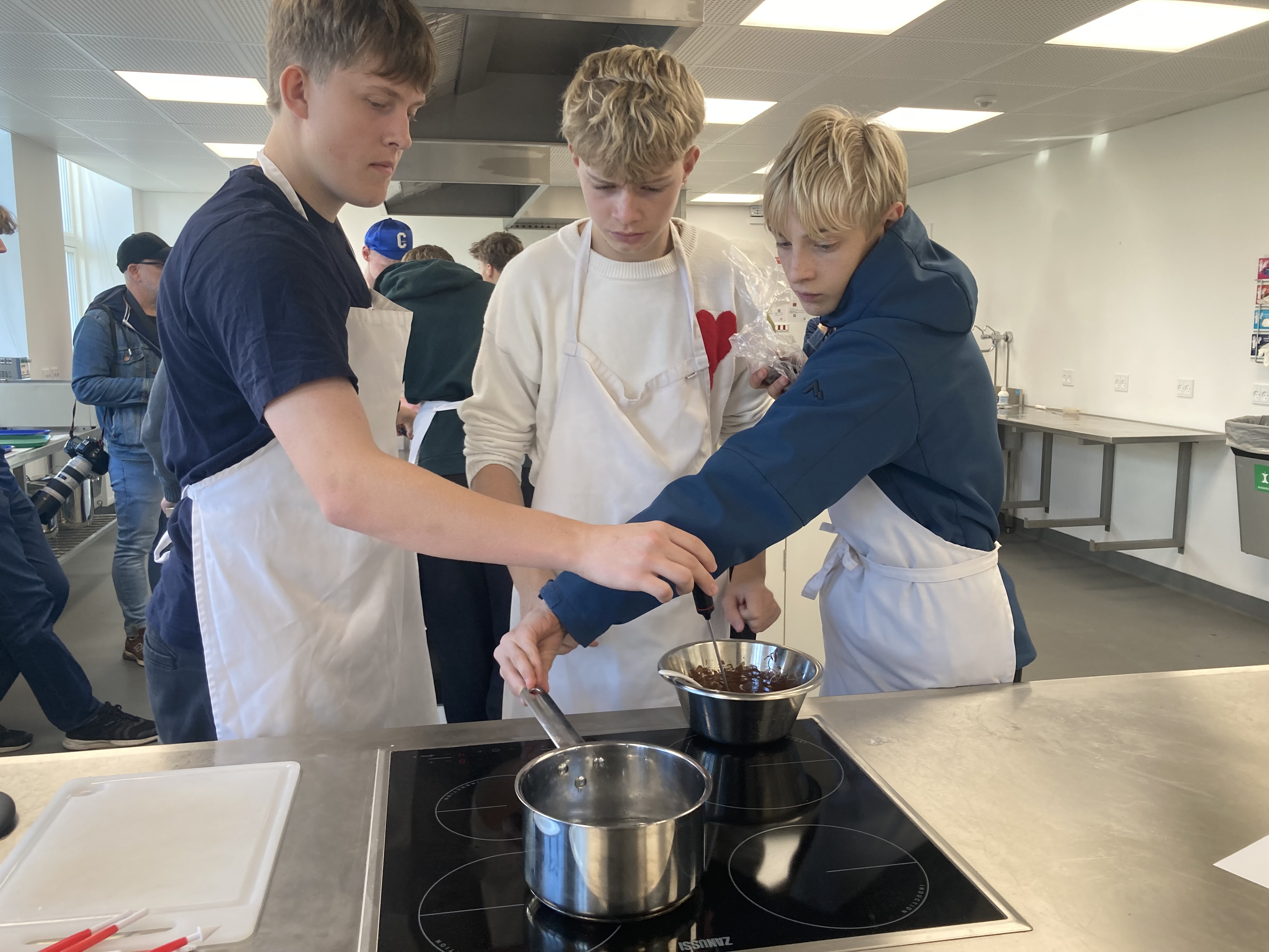 Elever laver chokolade til science day