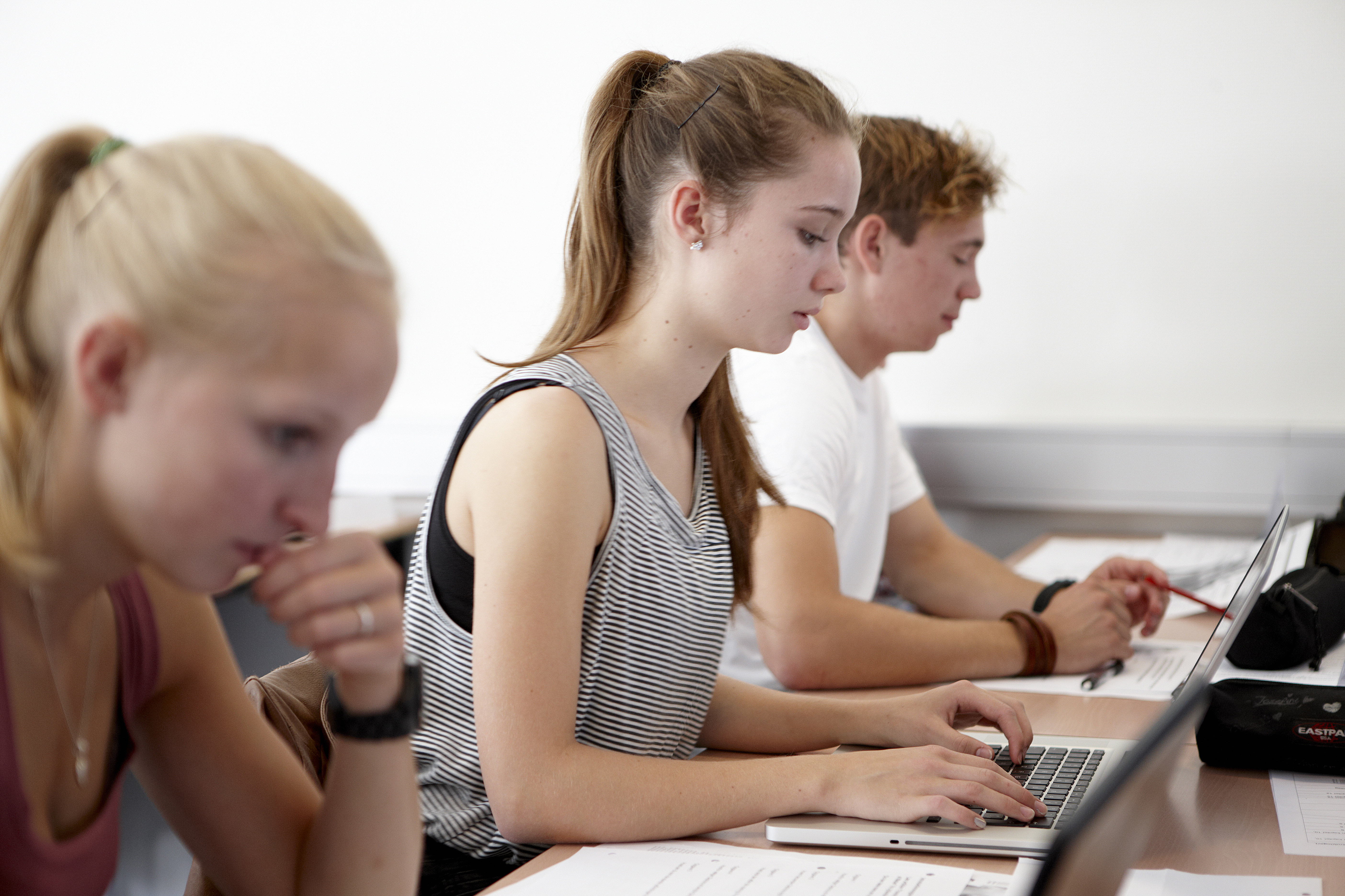 HHX elever arbejder i klassen