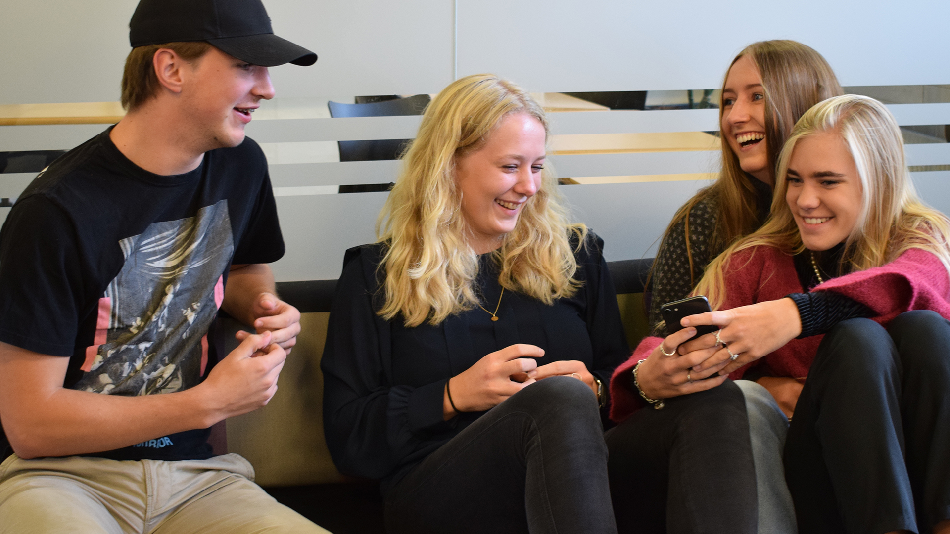 Fire elever fra Økonomi og finans holder pause