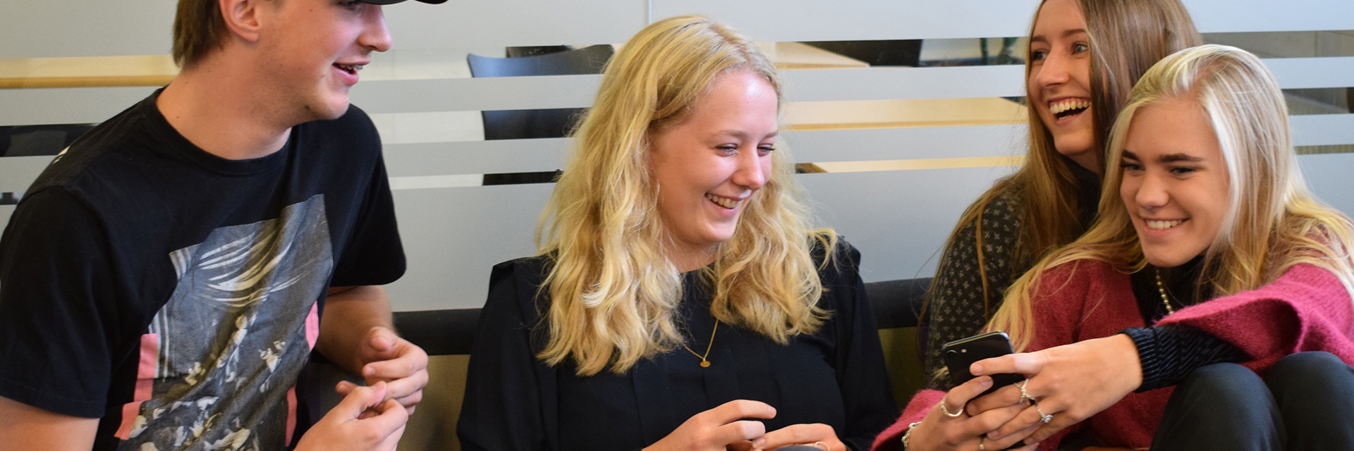 Fire elever fra Økonomi og finans holder pause