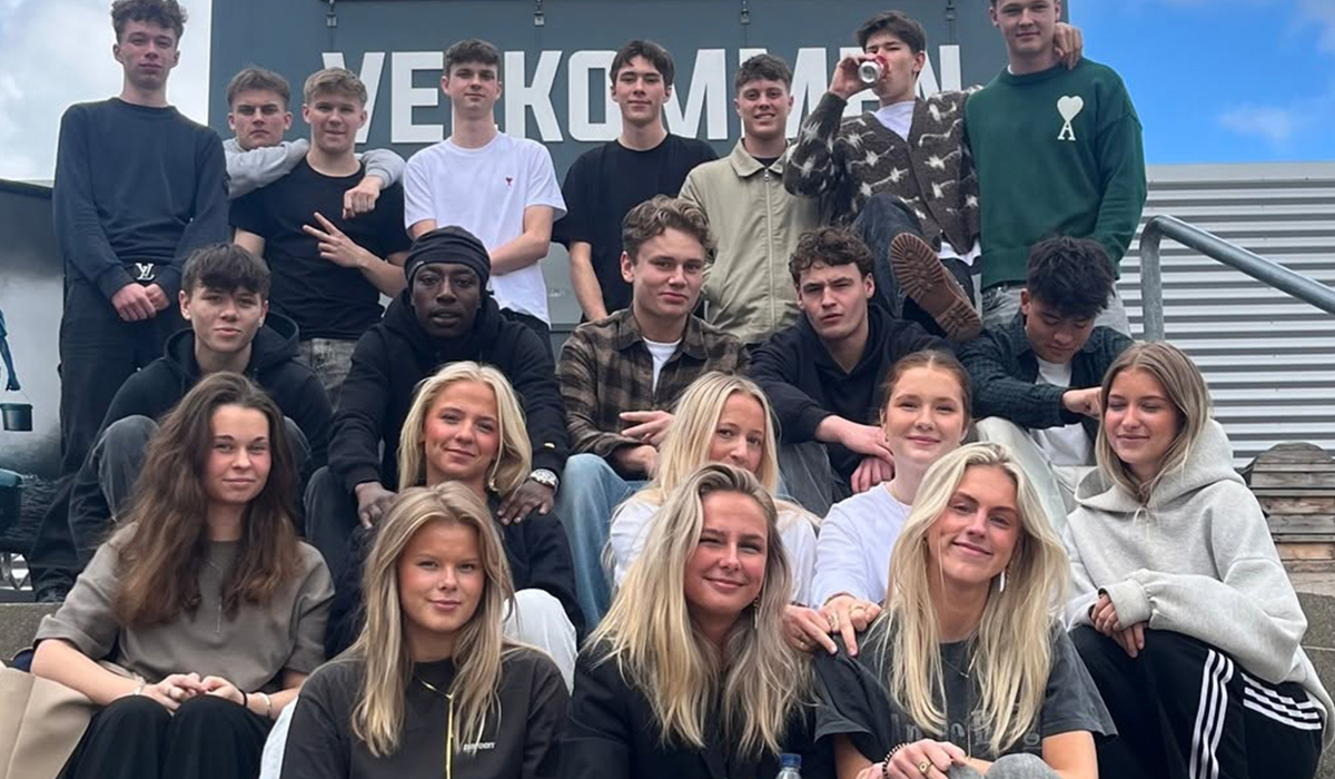 Elever sidder på en trappe 