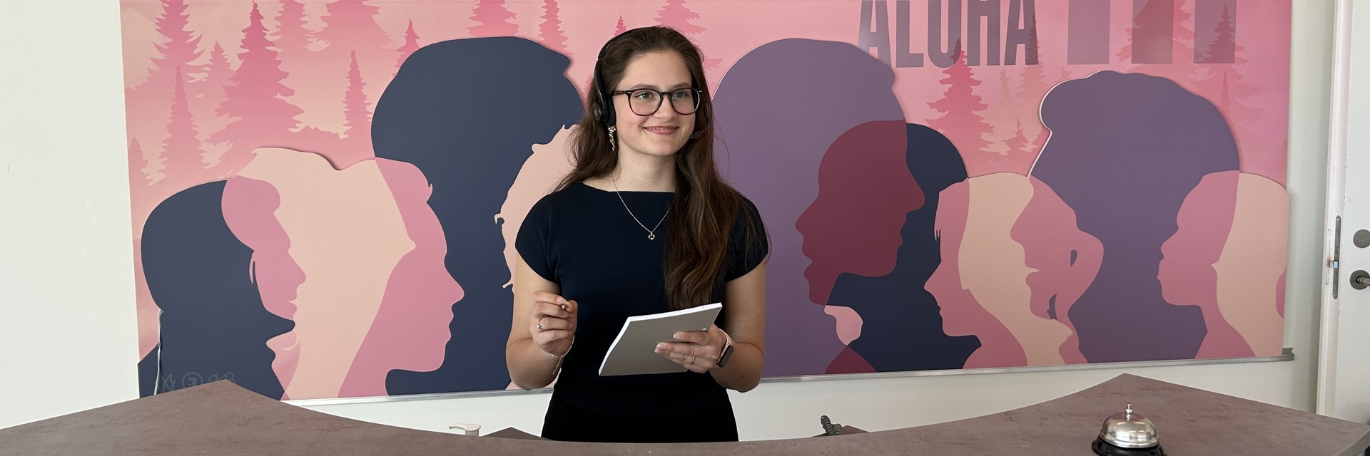 Vores receptionistelev på arbejde