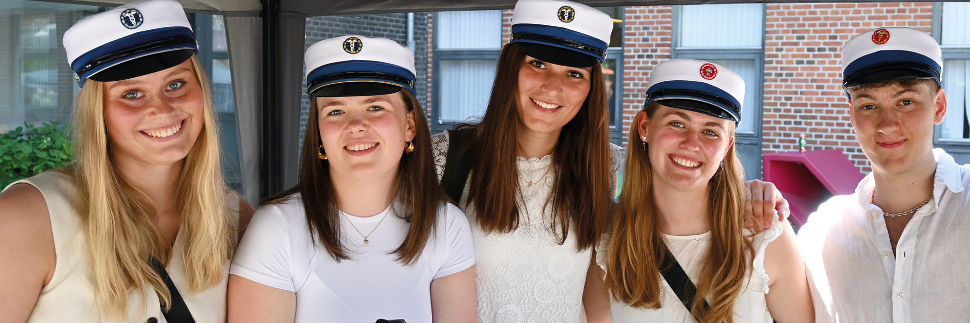Gruppe af studenter i pavillon i skolegården