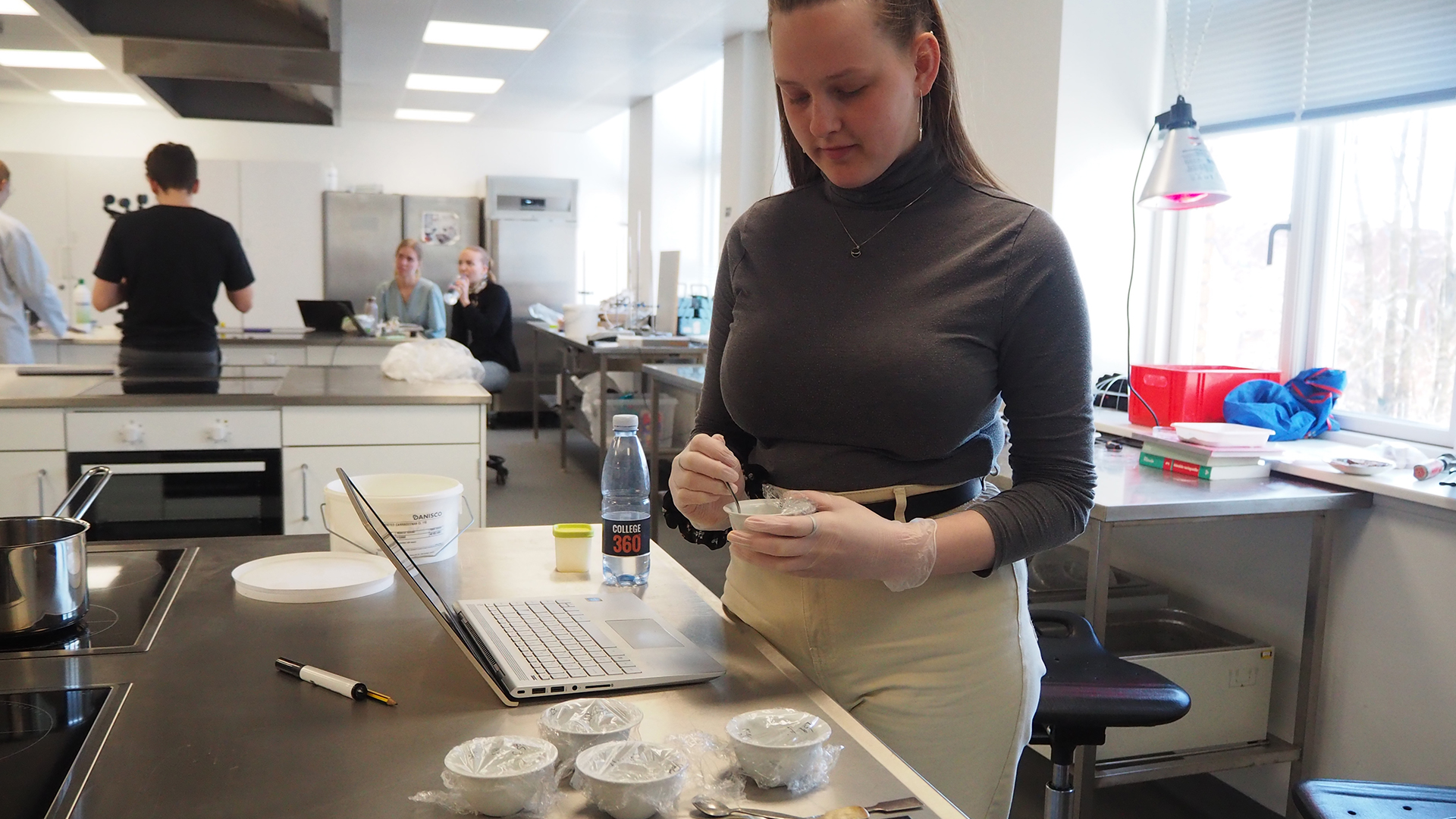 Elev laver forsøg i skåle