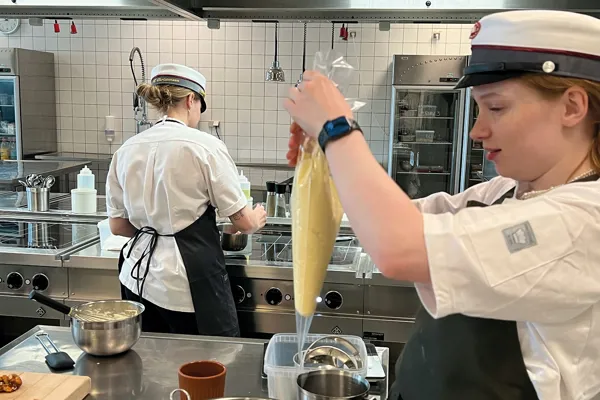 EUX Tech Gastronomer Arbejder I Køkken