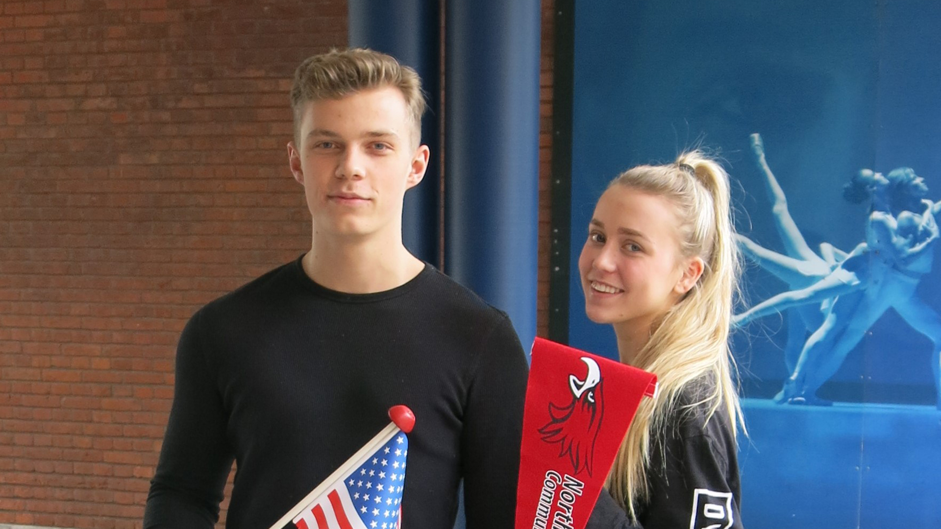 To elever fra Languages and business står med flag