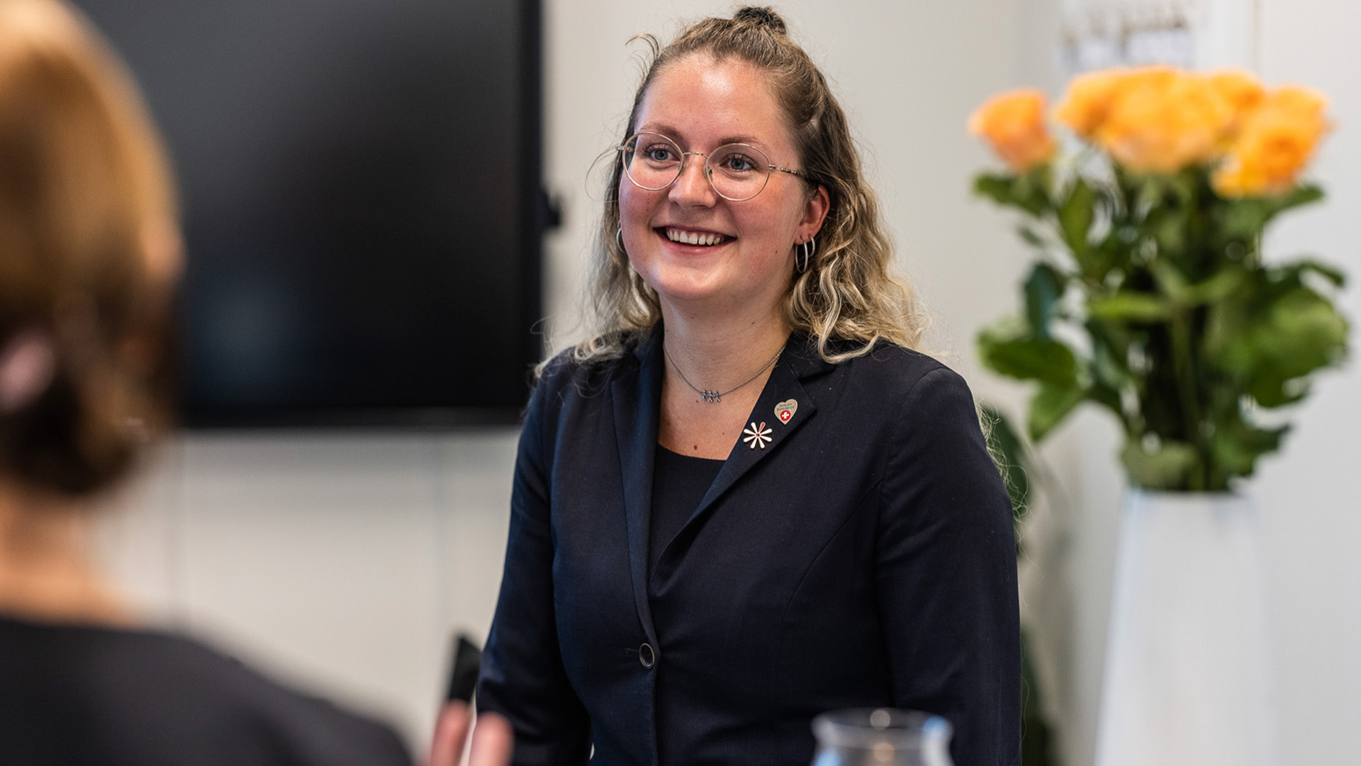 Receptionist betjener kunde