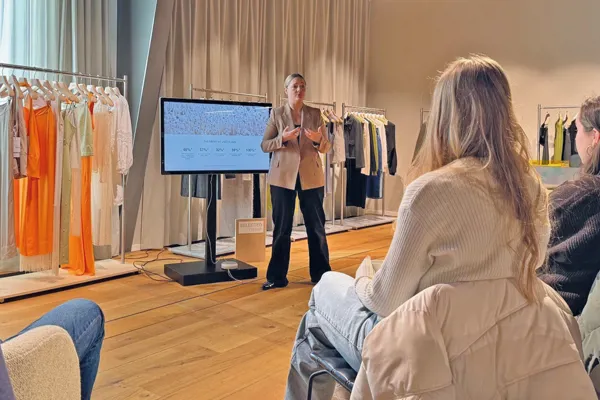 HHX elever under oplæg i virksomheden Bestseller