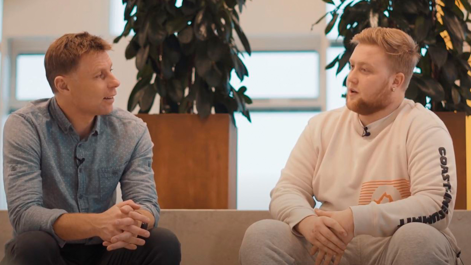 Marcus taler sammen med en af vores EUX elever