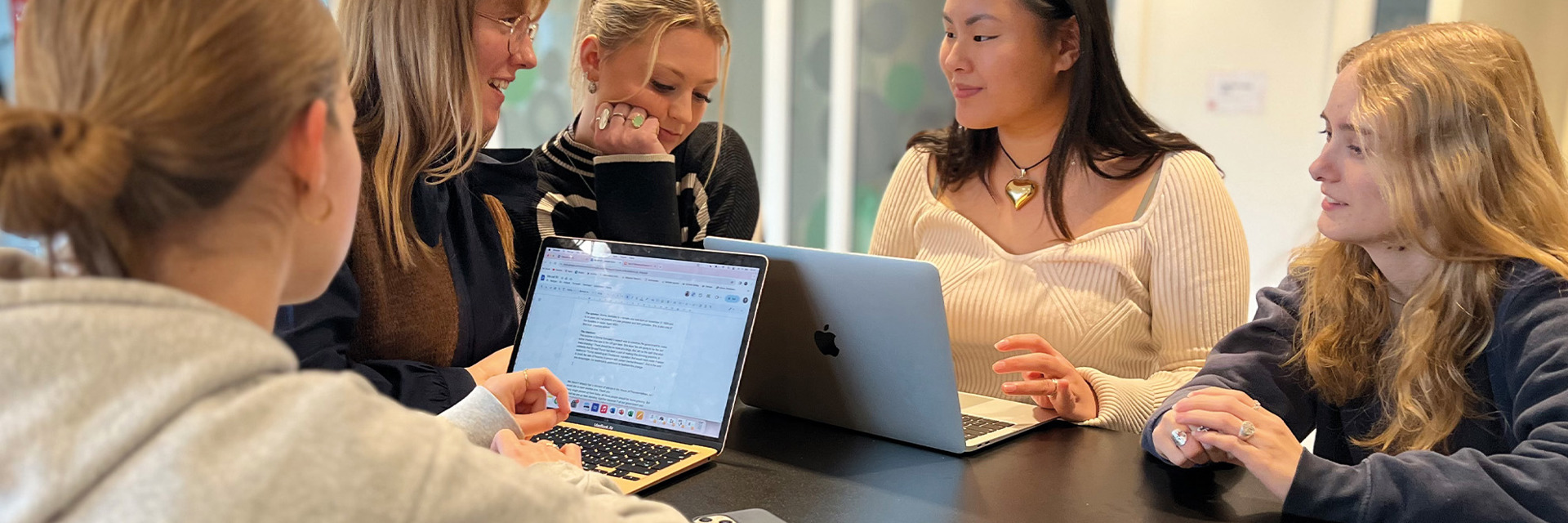 Piger arbejder i gruppe på EUD Business