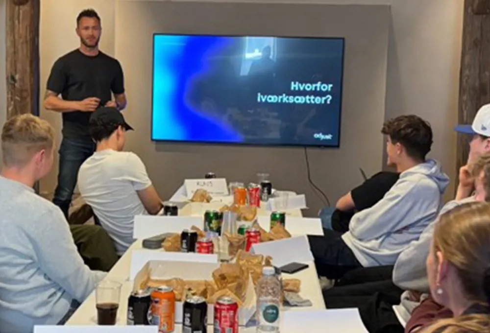 Gymnasieelever lytter til ekstern oplægsholder i forbindelse med deres iværksætterforløb