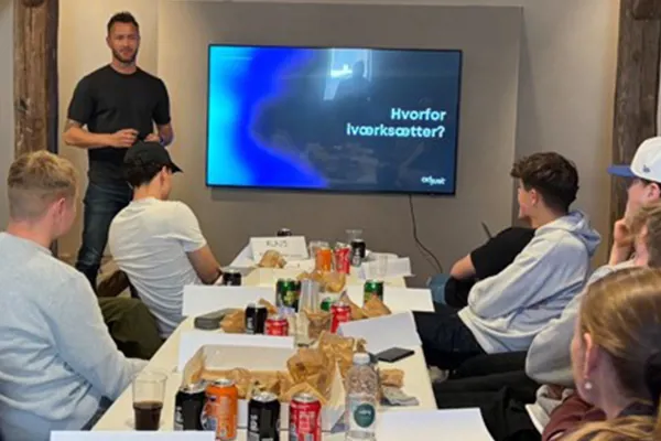 Gymnasieelever lytter til ekstern oplægsholder i forbindelse med deres iværksætterforløb