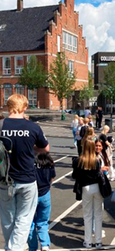 Hhx Livet Paa Skolen Tutor Foran Skolen