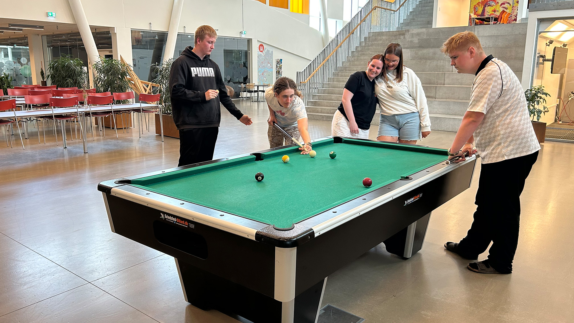 EUD elever spiller billard i fællesområder på skolen