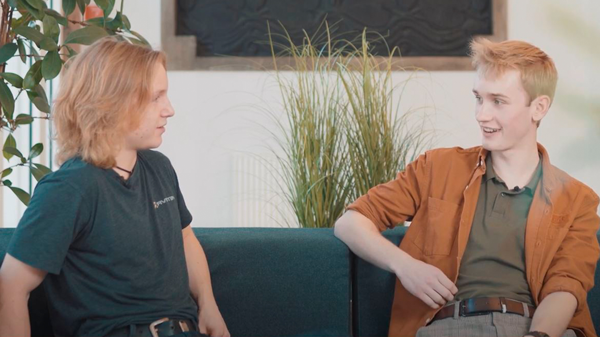 HTX elever sidder i sofa og fortæller om uddannelsen  til Åbent Hus