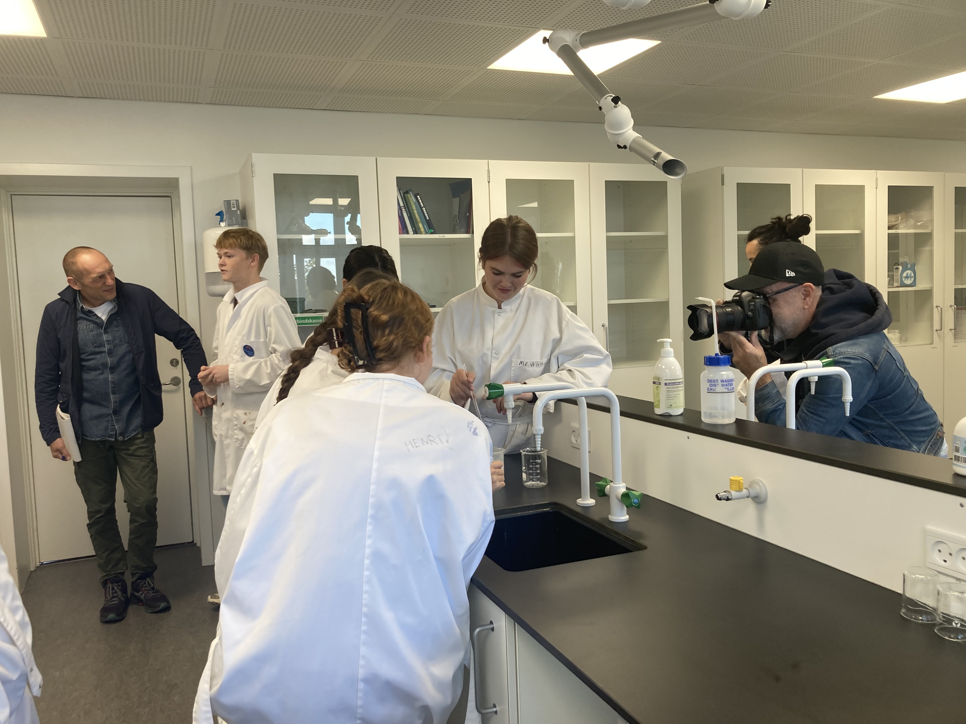 Elever laver chokolade til science day, og MJA rapporterer