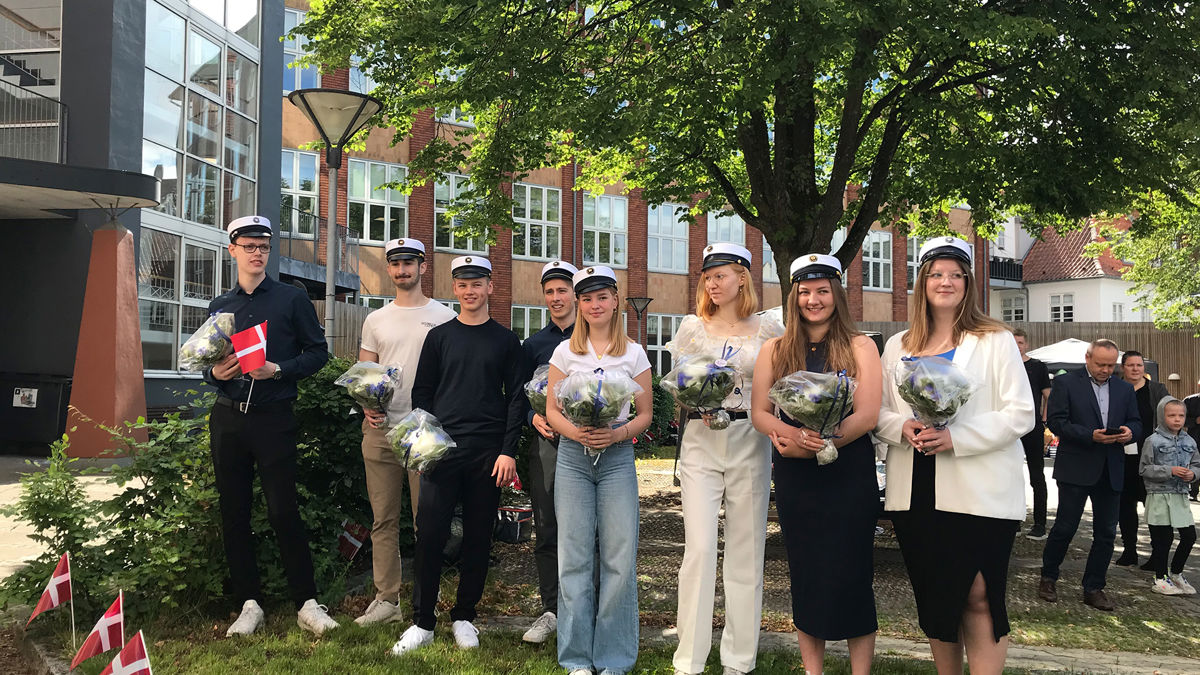 Htx Livet Paa Skolen Studenter Foran Skolen