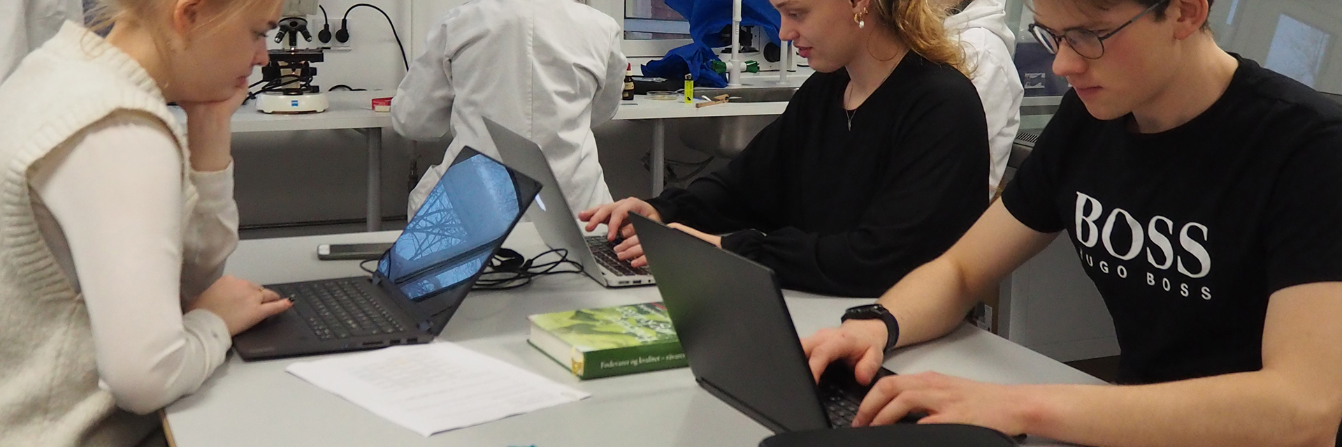 Gruppearbejde i laboratorium