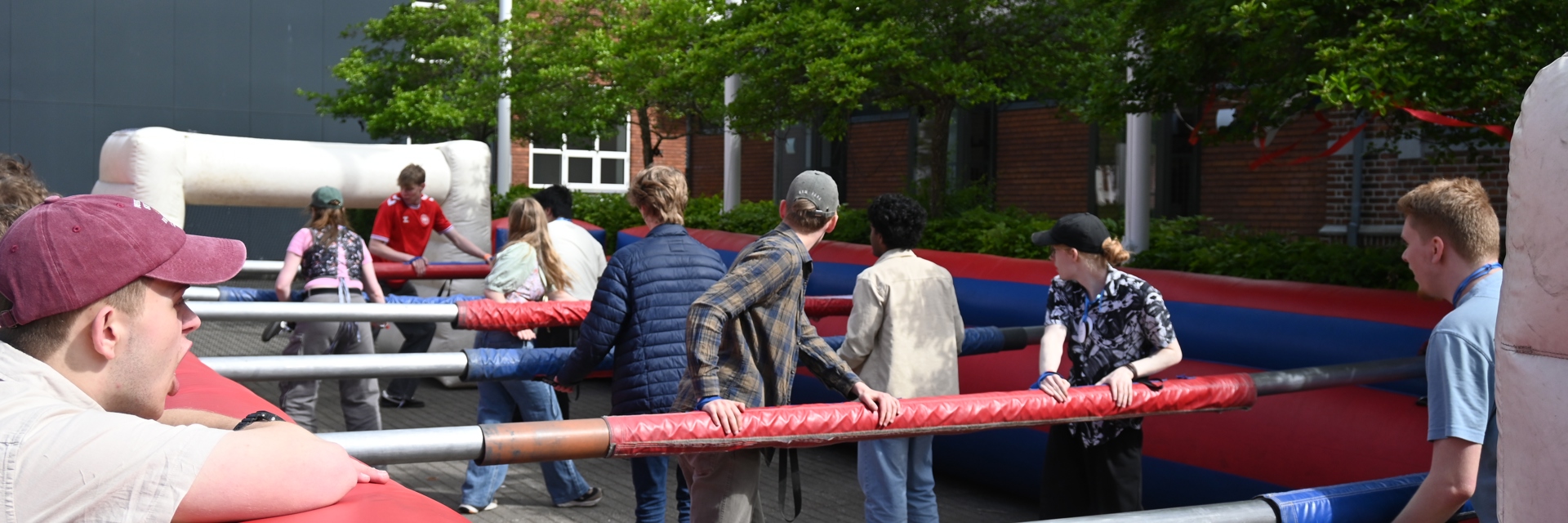 Sidste skoledag og der bliver spillet bold
