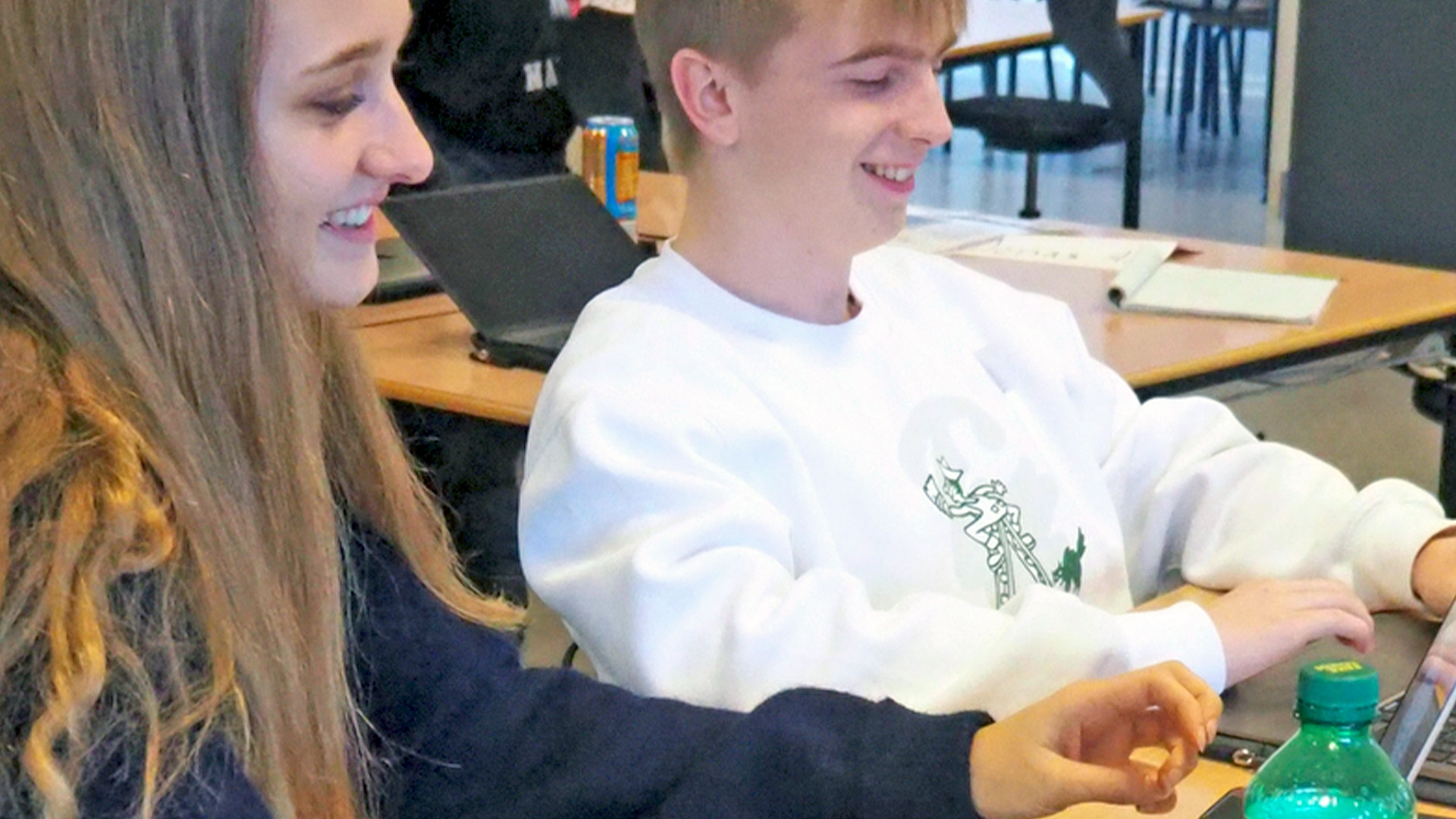 HTX pige og dreng arbejder ved pc