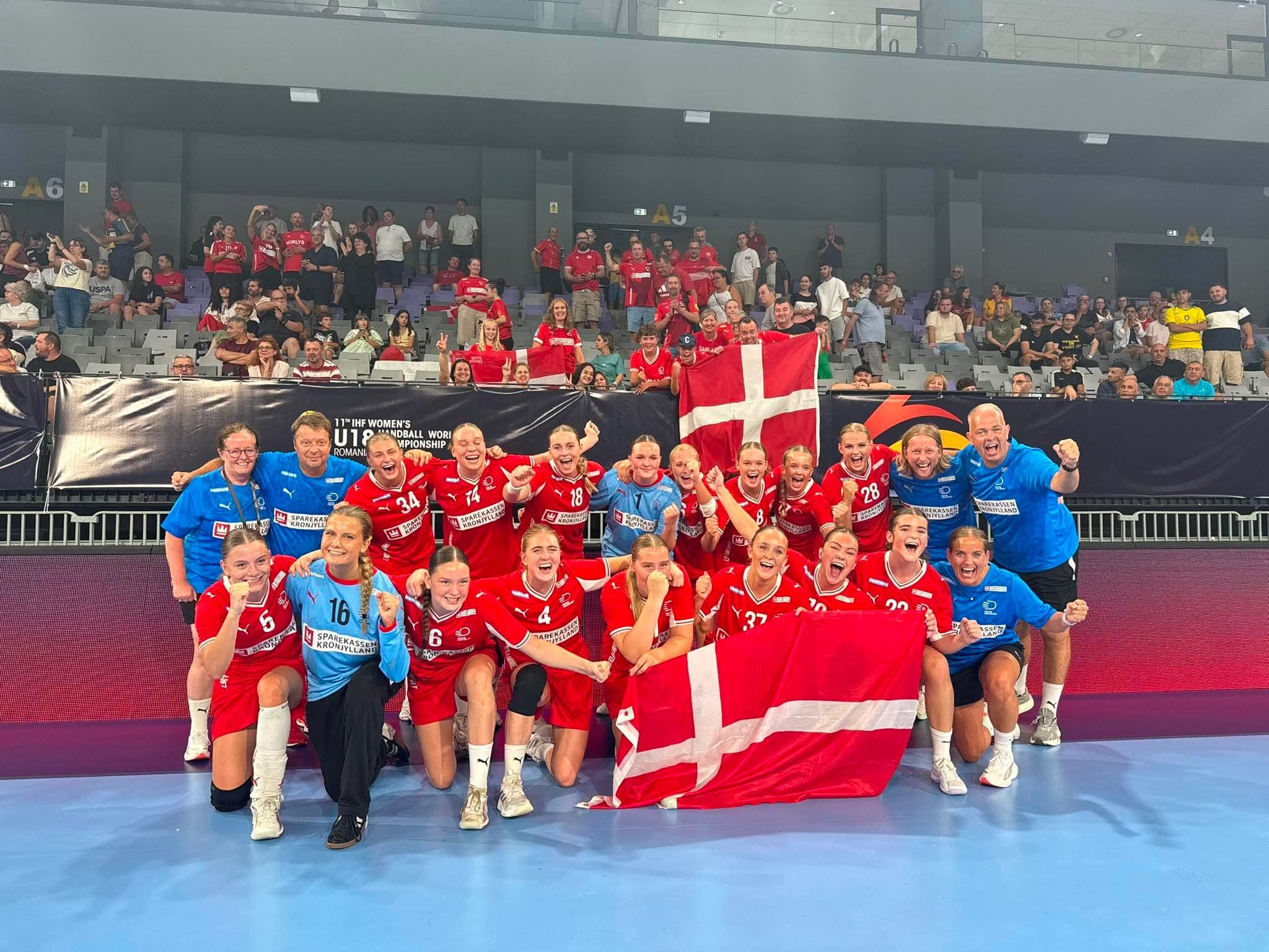 HHX eleven Mathilde sammen med sit VM-håndboldhold, som vandt bronze