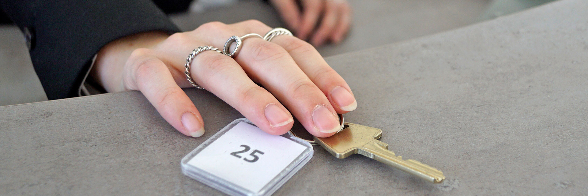 Receptionist udleverer nøgle