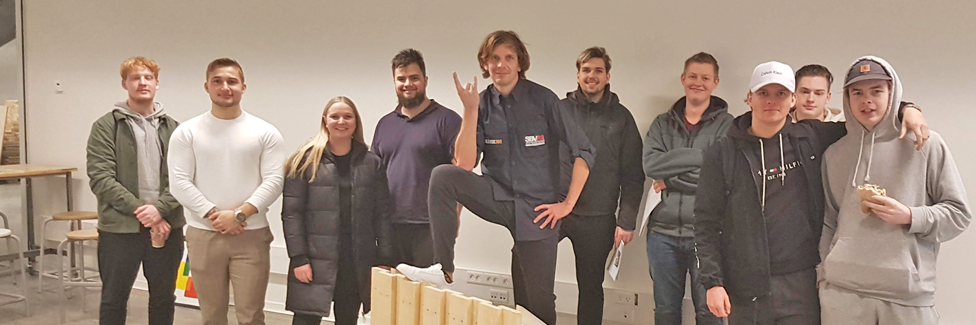 Gruppe af elever på tømreruddannelsen viser deres produkt frem